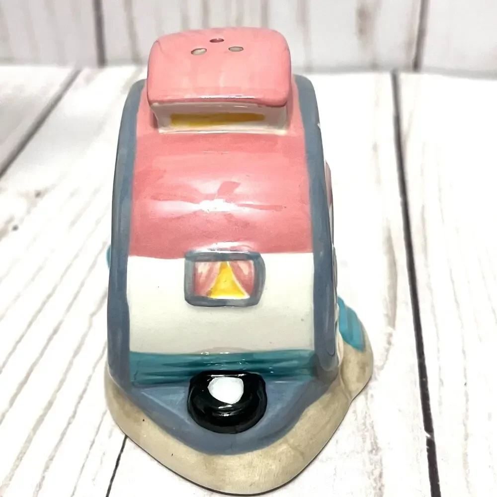 Ceramic Retro Camper RV Trailer Salt and Pepper Shakers Set Flamingos